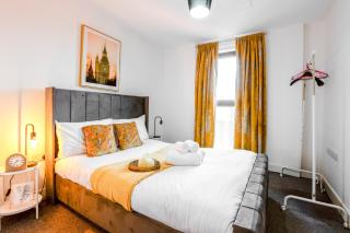 Heathrow Airport Flat with Balcony and Free Parking - Colnbrook - 2