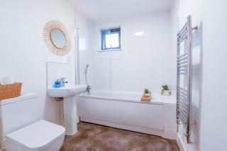 Heathrow Airport Flat with Balcony and Free Parking - Colnbrook - 1