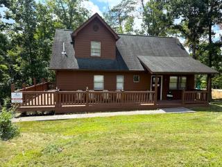 Smoky Mountain Getaway-Spacious 3BR Cabin w Hot Tub, & Free Attraction Tickets - Pigeon Forge - 0
