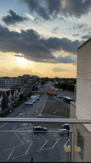 Heathrow Airport Flat with Balcony and Free Parking - Colnbrook - 9