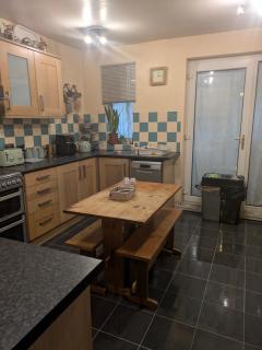 Close to City Center Bungalow walking distance to The Highcross, Abbey Park & Leicester City Long & Short Stays entire apartment with off road parking LE4 - 2