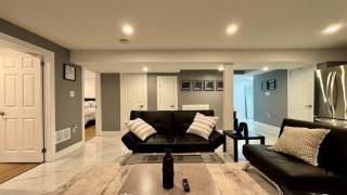 Spacious and Luxurious 2BR Suite with Huge Windows - Mississauga - 9