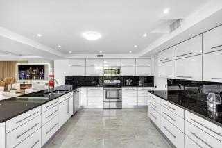 Waterfront Luxe Condo - Close to beach - 2