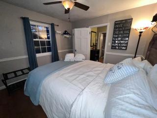 Antique Charm Meets Modern Comfort 3br - Kettering - 9
