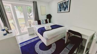 Apartment - Sleeps 2 & Free Parking - 7