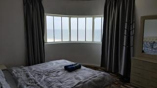 1BR Beachfront Stunning Sea View - Ajman - 5