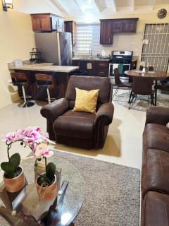 L&V Paradise Vacation Home with Pool and Gym 2 - 3