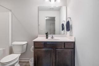 Elegant 3BR Retreat King Bed Near Cary & NC State - 4