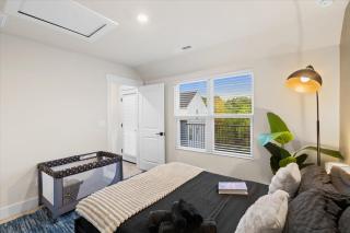 Luxe King 3BR Townhouse Mins to Uptown CLT - 6