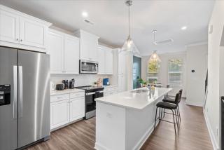 Luxe King 3BR Townhouse Mins to Uptown CLT - 9