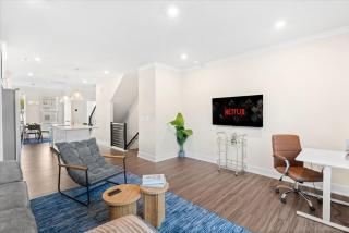Luxe King 3BR Townhouse Mins to Uptown CLT - 4