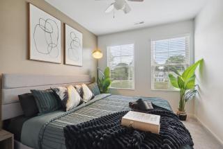 Stylish King 3-Bed Townhome Minutes to Cary & NC State - 0