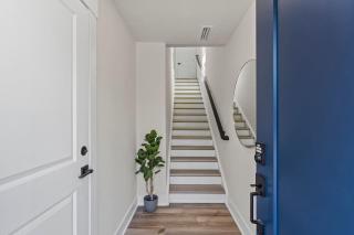 Luxe King 3BR Townhouse Mins to Uptown CLT - 3