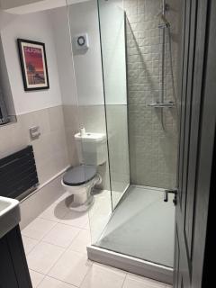 2 Bed Deluxe Apartment, City Centre, Allocated Parking, Fast WiFi by Opulent Stays - Derby - 1