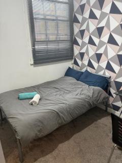 2 Bed Deluxe Apartment, City Centre, Allocated Parking, Fast WiFi by Opulent Stays - Derby - 2