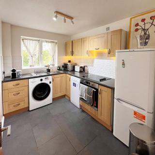 2-Bed Apartment Near ExCeL - Free Parking & WiFi - Ideal for Families, Business & Leisure - London - 9