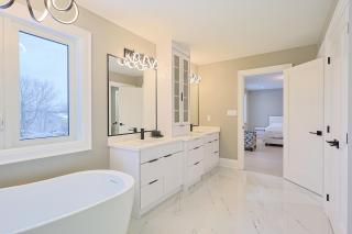 Modern 6 Bedroom Masterpiece in Niagara Falls - 4