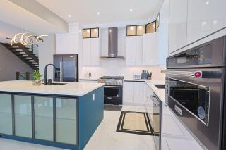 Modern 6 Bedroom Masterpiece in Niagara Falls - 3