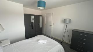 Secure Private Drive & Free Street Parking! Relocation or Business Weekly-Monthly Stay - Wellingborough - 1