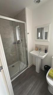 New Build, Large Drive! Ideal For Business or Relocation, Weekly & Monthly Stay - 1