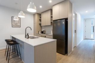 Modern 3BR Townhouse Near Adelaide CBD Workspace & Parking - 1