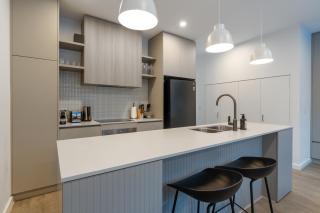 Modern 3BR Townhouse Near Adelaide CBD Workspace & Parking - 3