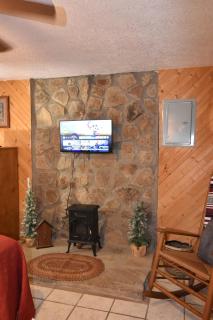 Dragonfly Retreat - Cozy 2BR Pondside Cabin - 4