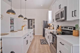 Walk to Riverwalk 3BR2BA Gem Near Fun Downtown - San Antonio - 2