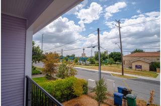 Stylish Stay with Unforgettable Downtown Views - San Antonio - 6