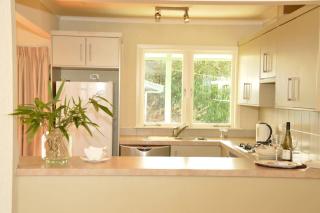 Happiness is Huia a block from the lake - 9