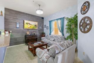 cozy & spacious condo 10min walk to beach - 0