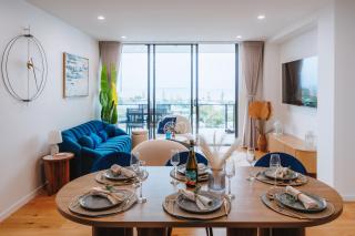 3-Bedroom Apartment with Sea View, Rooftop Pool, Study & Free Parking - 0