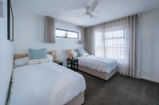3-Bedroom Apartment with Sea View, Rooftop Pool, Study & Free Parking - Brisbane - 1