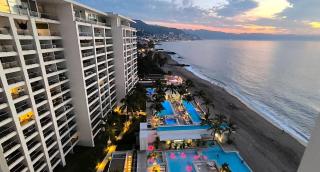 Oceanfront, five star one bedroom new condo - 0