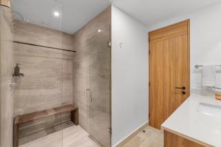 Oceanfront, five star one bedroom new condo - 8