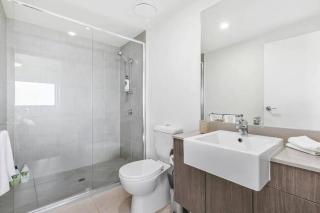 Water View 2BR Apt with Fast WiFi, Pool and Parking - 5