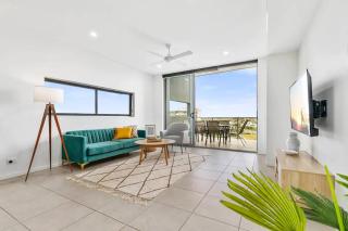 Water View 2BR Apt with Fast WiFi, Pool and Parking - 2