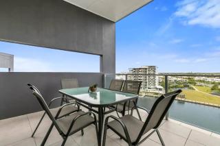 Water View 2BR Apt with Fast WiFi, Pool and Parking - 3