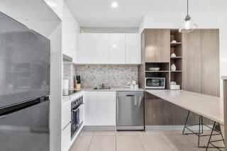 Water View 2BR Apt with Fast WiFi, Pool and Parking - 6