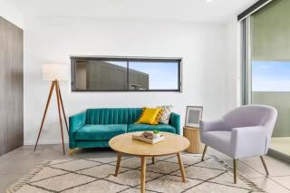 Water View 2BR Apt with Fast WiFi, Pool and Parking - 0