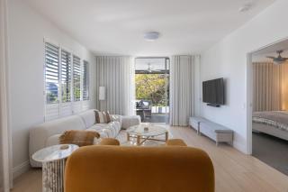 Bulimba Bliss Elegant, Airy & Scenic Getaway - 0