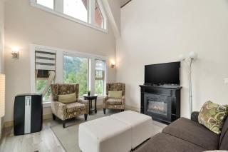 Modern 4BR unit Lake Views - 4