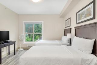 Modern 4BR unit Lake Views - 1