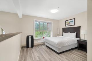 Modern 4BR unit Lake Views - 4