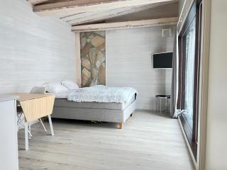 Private High Quality Suite by the Lakeside - 8