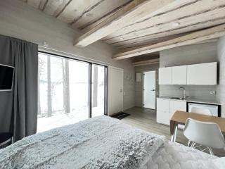 Private High Quality Suite by the Lakeside - 0