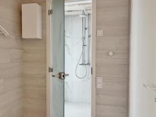 Private High Quality Suite by the Lakeside - 5