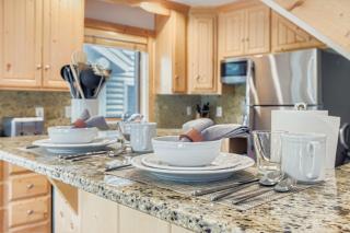 402 Timber Escape at Chapparal! Relaxing Deer Valley Condo with Hot Tub! Close to Skiing & Hiking! condo - 2