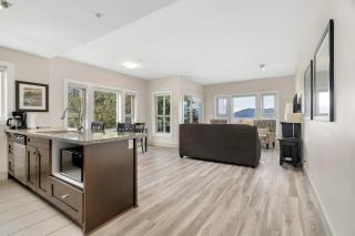 2BR Lakefront Lux Escape! - 7