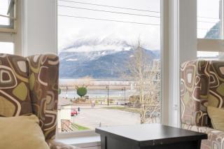 2BR Lakefront Lux Escape! - 1